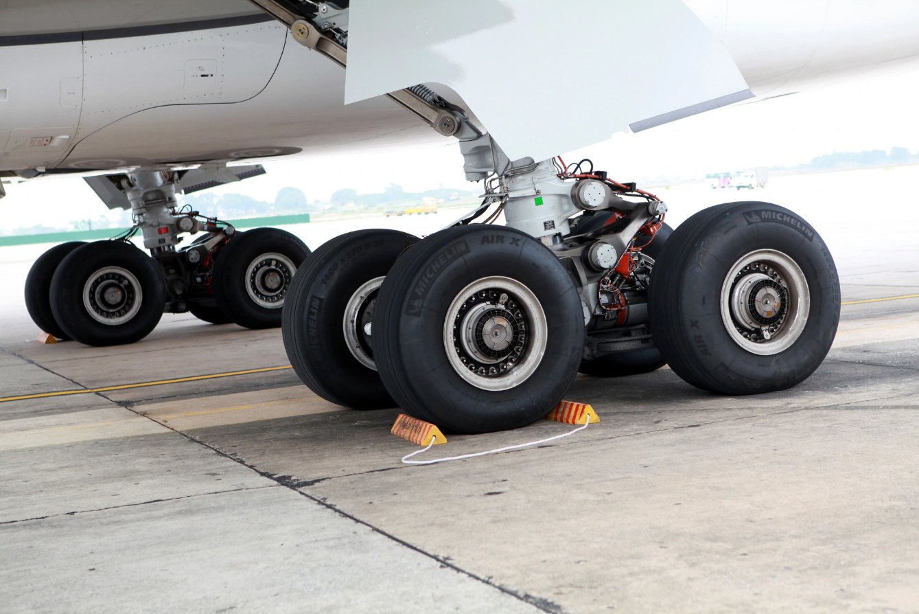 2 aircraft discovered having nails in tires at Noi Bai, Tan Son Nhat airports in Vietnam