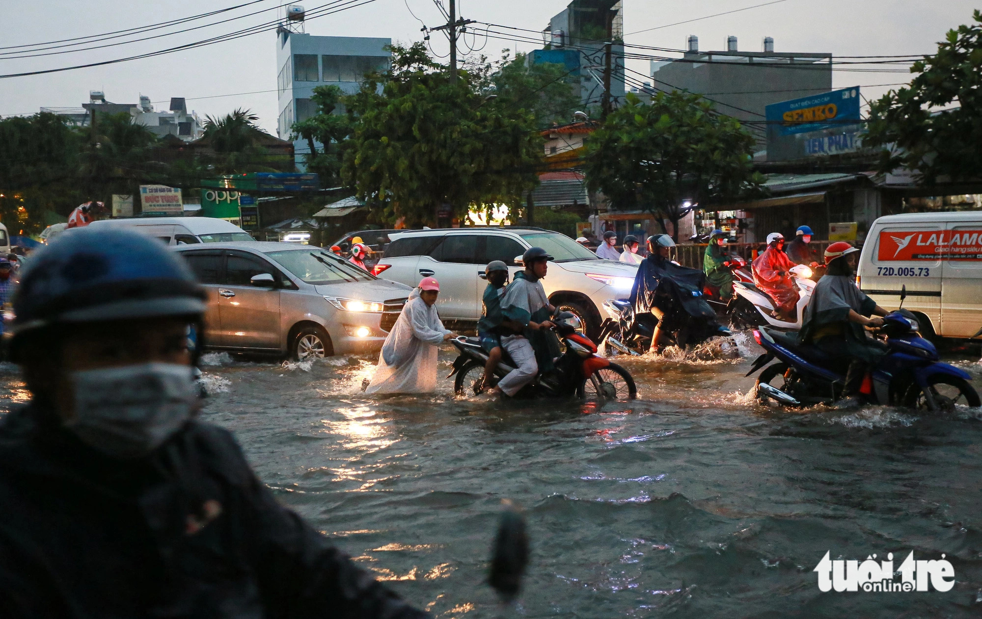 National highway in Ho Chi Minh City faces heavy flooding following downpour