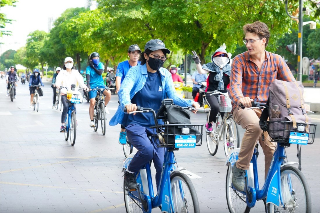Meet the French club that travels Saigon on two wheels to sow positivity, kindness
