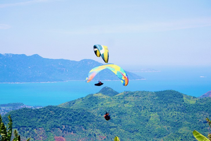 Admire the beauty of Vietnam’s Nha Trang from above while paragliding