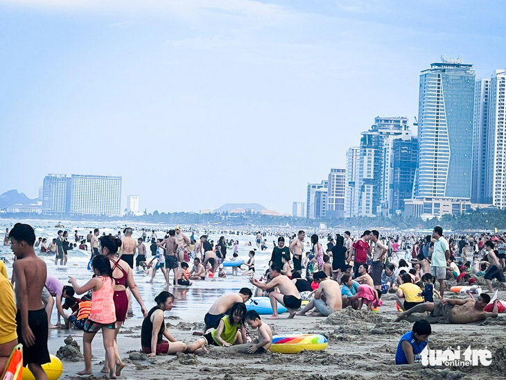 Tourists throng beaches in Da Nang after int’l fireworks festival