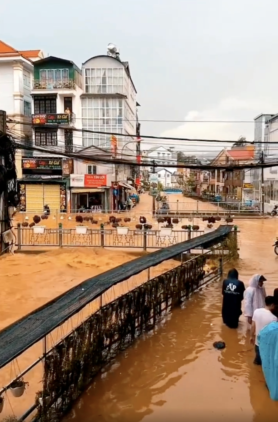 Downpour turns streets into rivers in Da Lat