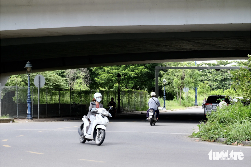 Ho Chi Minh City erects barriers under bridges