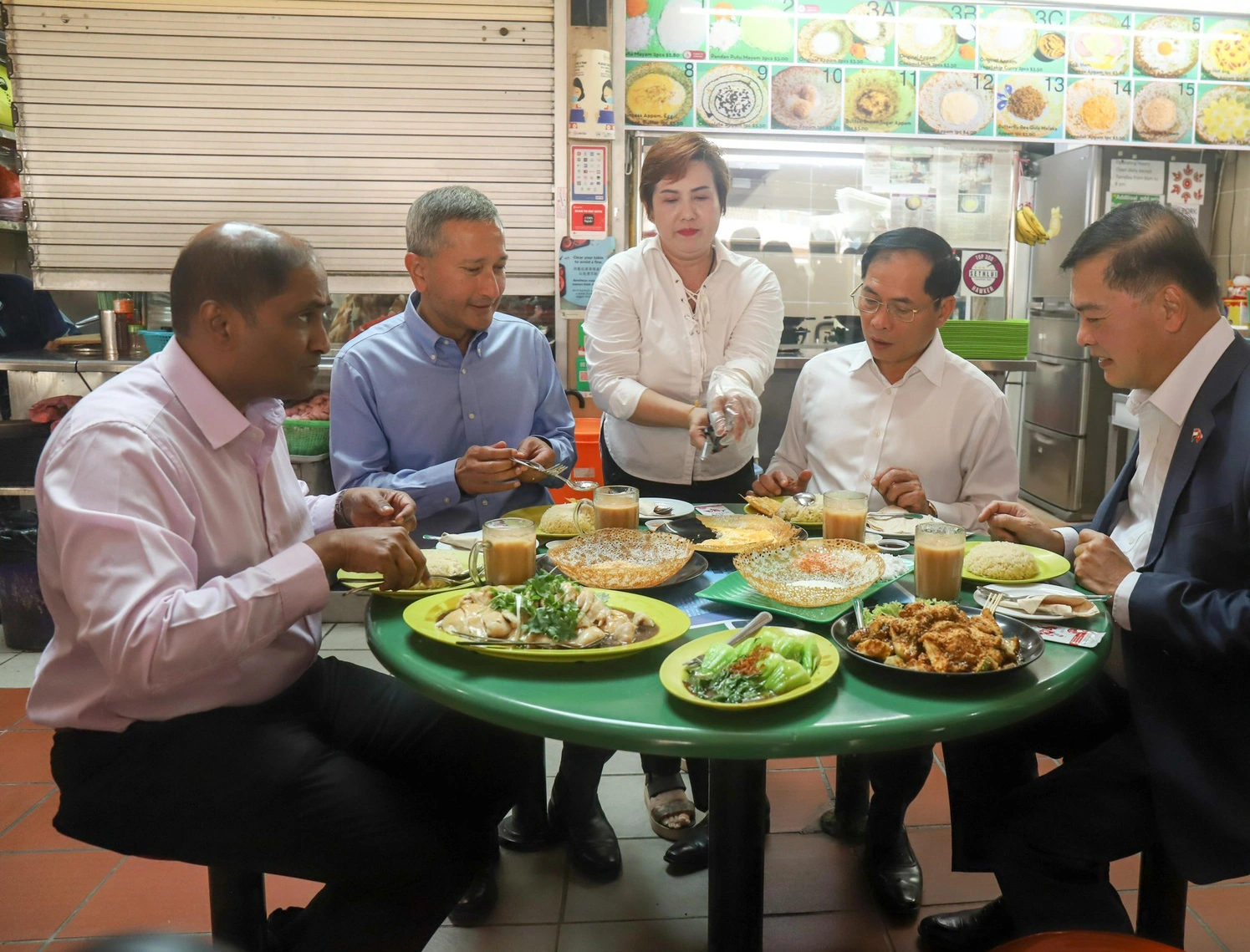 Vietnamese, Singaporean foreign ministers enjoy lunch at hawker center