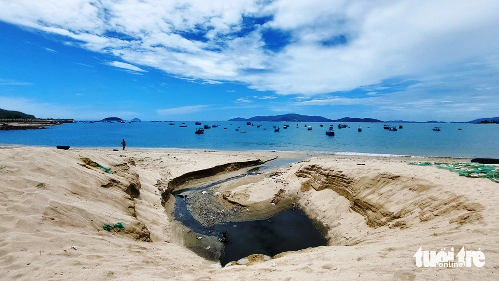 Foul-smelling wastewater discharge continues polluting Nha Trang beach pending costly solution