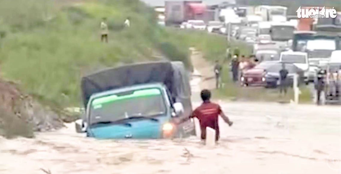 Downpour leaves south-central Vietnamese expy flooded