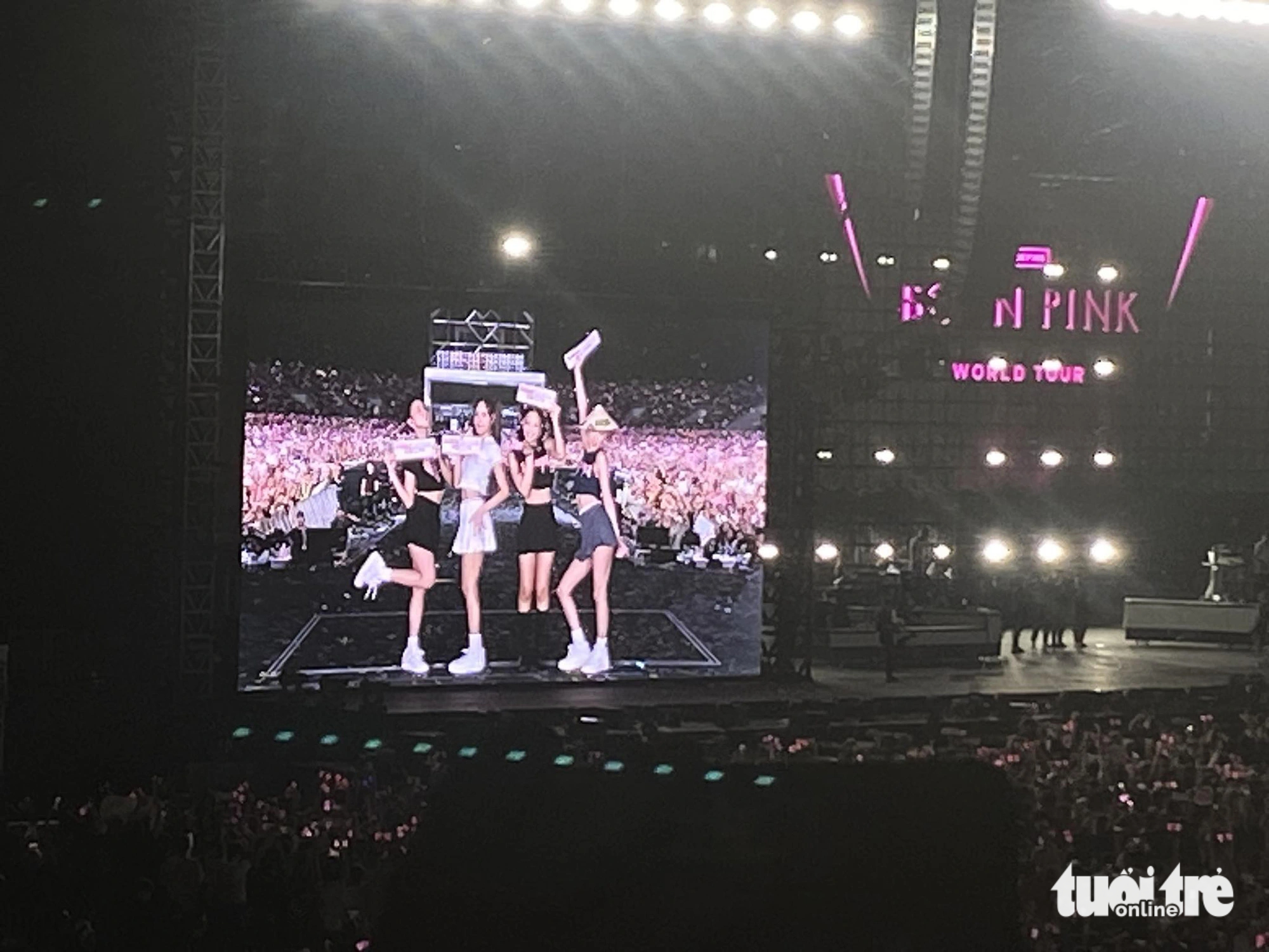 BlackPink successfully wraps up first concert night in Hanoi, drawing over 30,000 fans