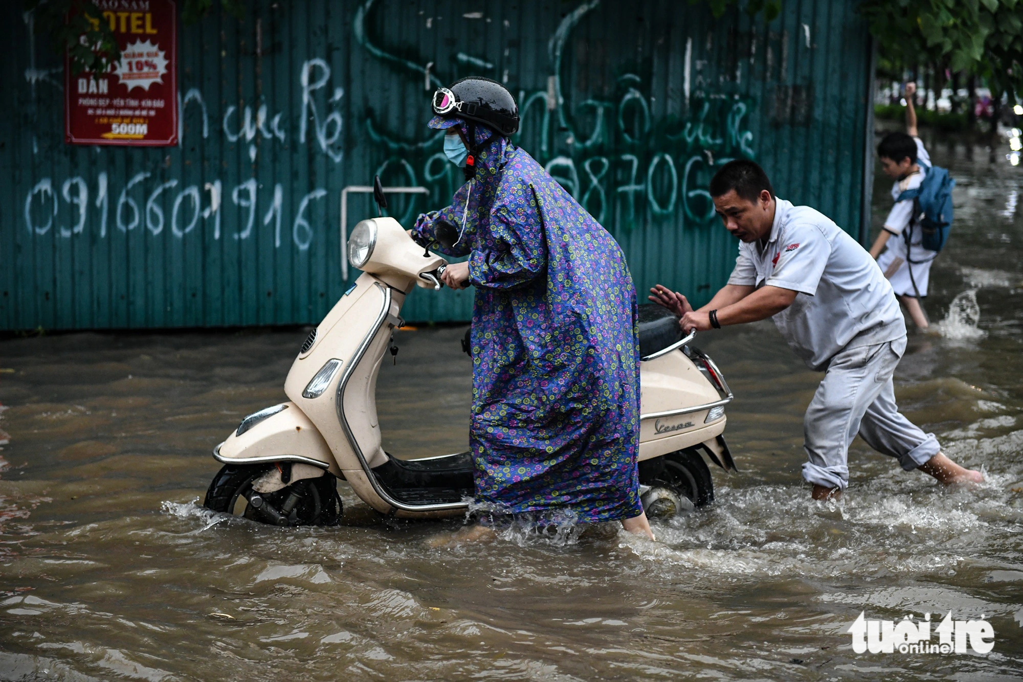 Heavy downpour inundates streets in Hanoi