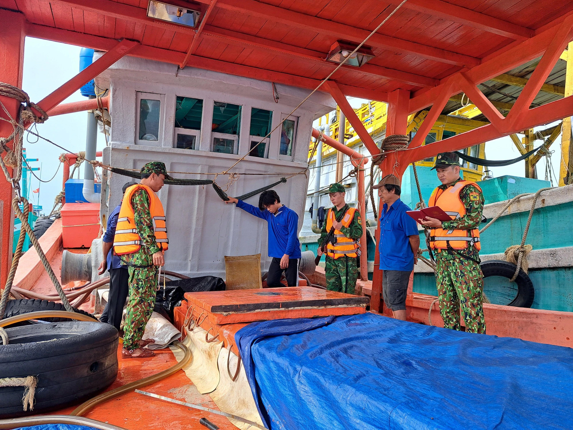 Fishing vessel seized for transporting 50,000 liters of smuggled oil into southern Vietnam