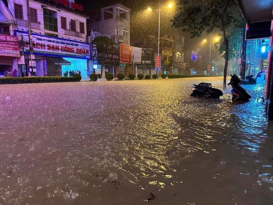 Street flooding hits Vietnam’s northern mountainous city after torrential rainfall