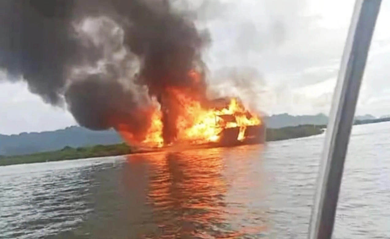 6 crew members lucky to escape from burning tourist boat in northern Vietnam