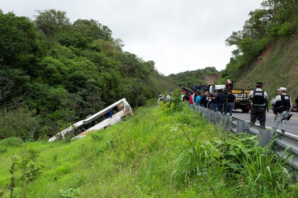 Mexico bus crash death toll rises to 18, driver detained