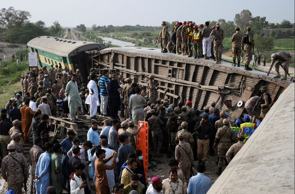 Pakistan passenger train derails, killing at least 30 people, Geo reports