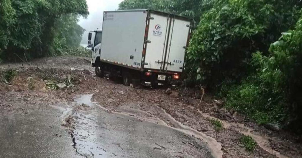 Lao rescuers save 45 Vietnamese stranded on landslide-hit road