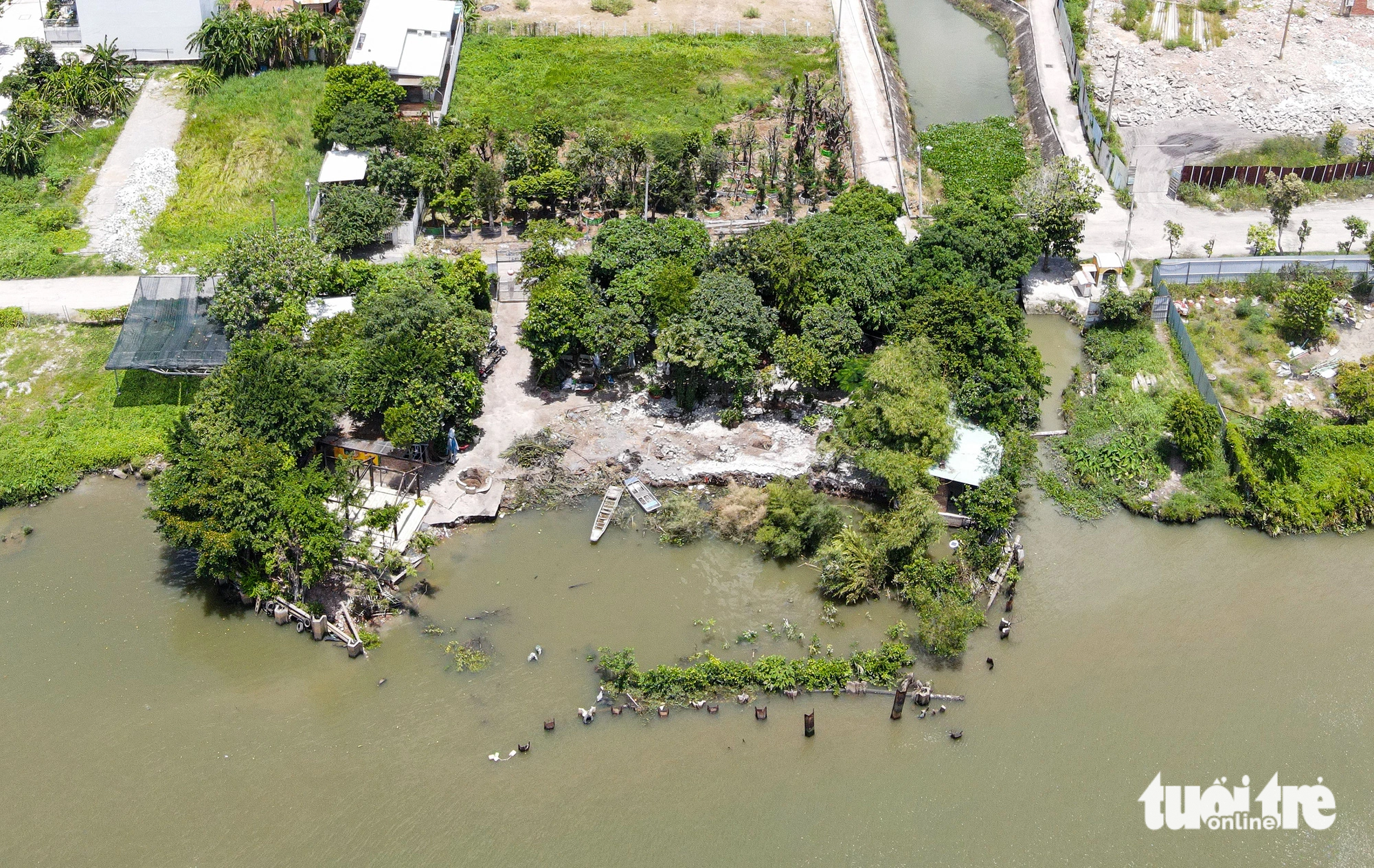 Erosion hits Saigon riverbank