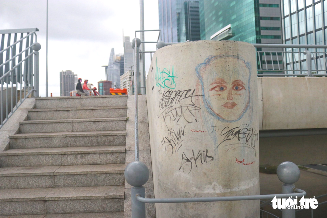 Ho Chi Minh City bridge smeared with paint, graffiti again