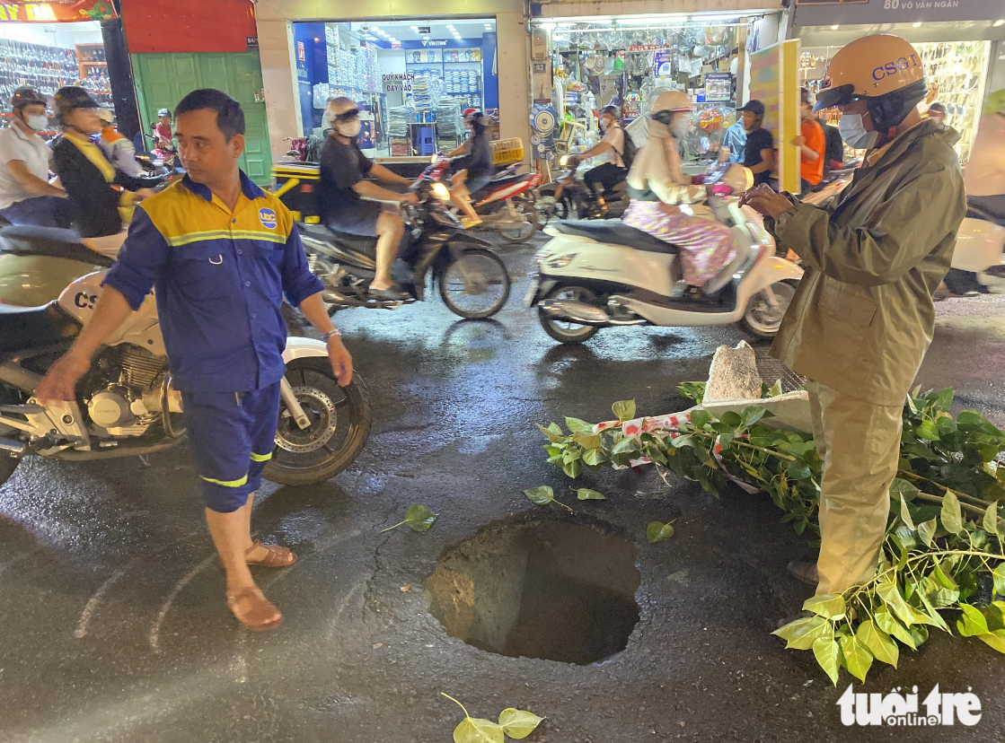 Sinkhole threatens commuters in Ho Chi Minh City’s Thu Duc City following heavy rain