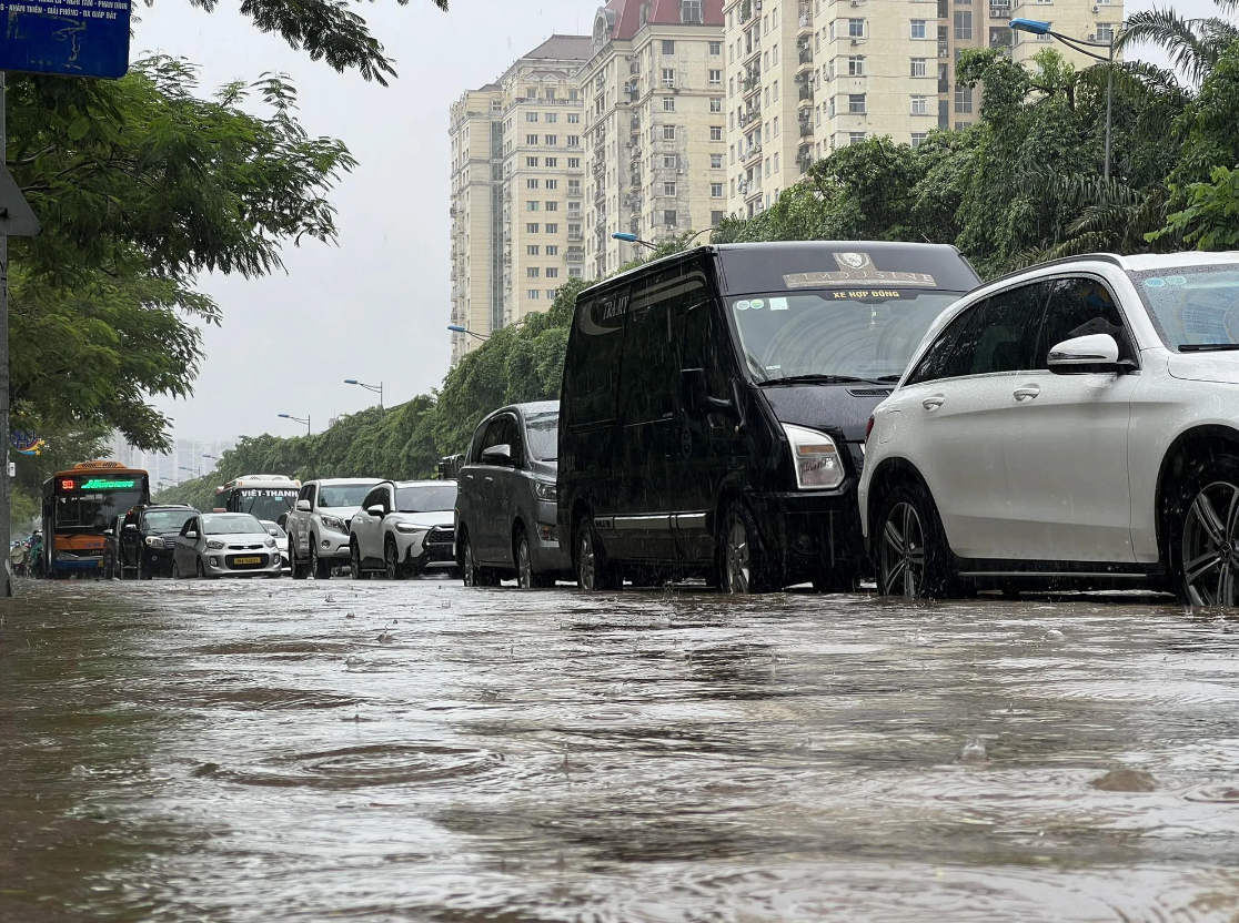 Heavy rain leaves many streets in Hanoi inundated