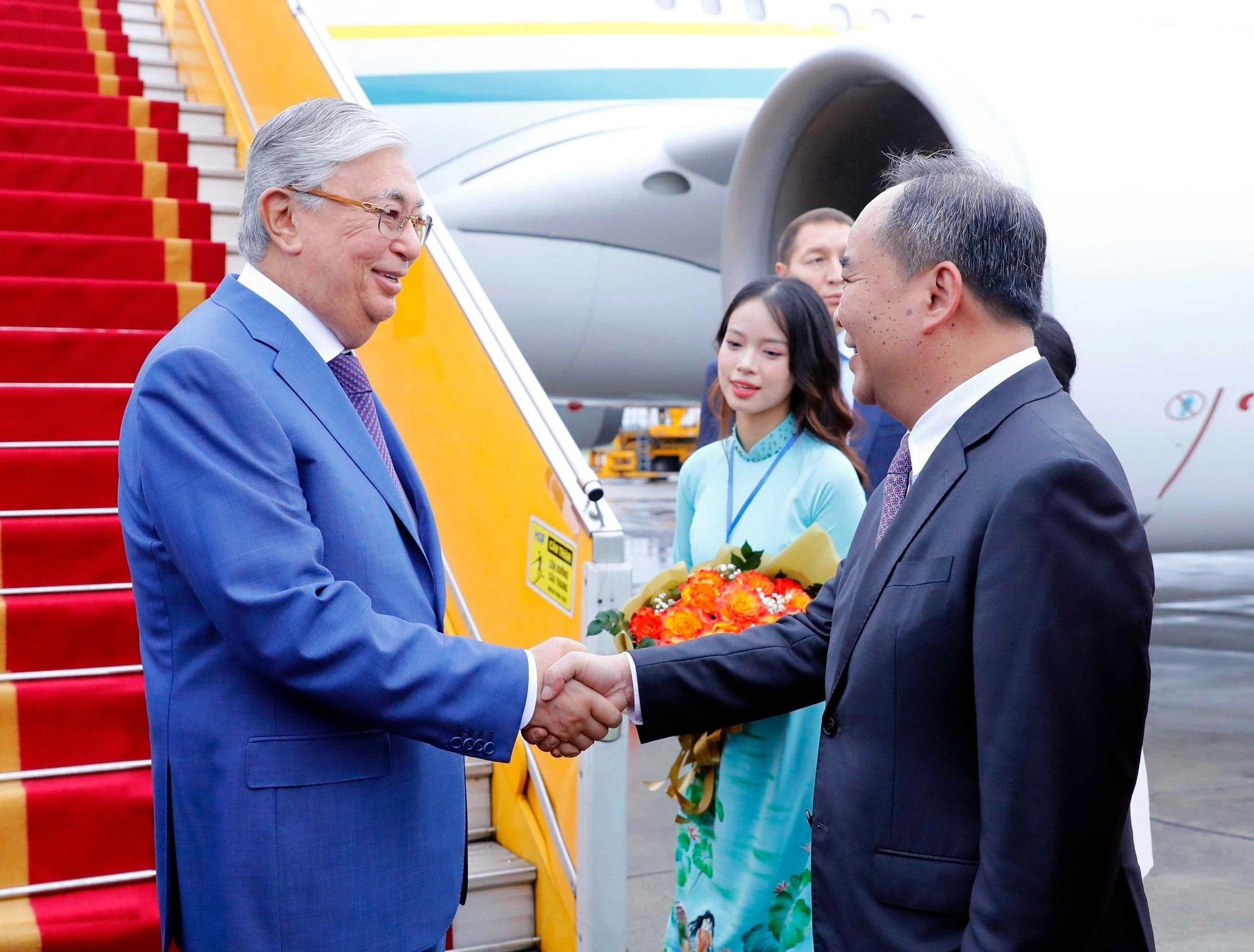 President of Kazakhstan starts first official visit to Vietnam