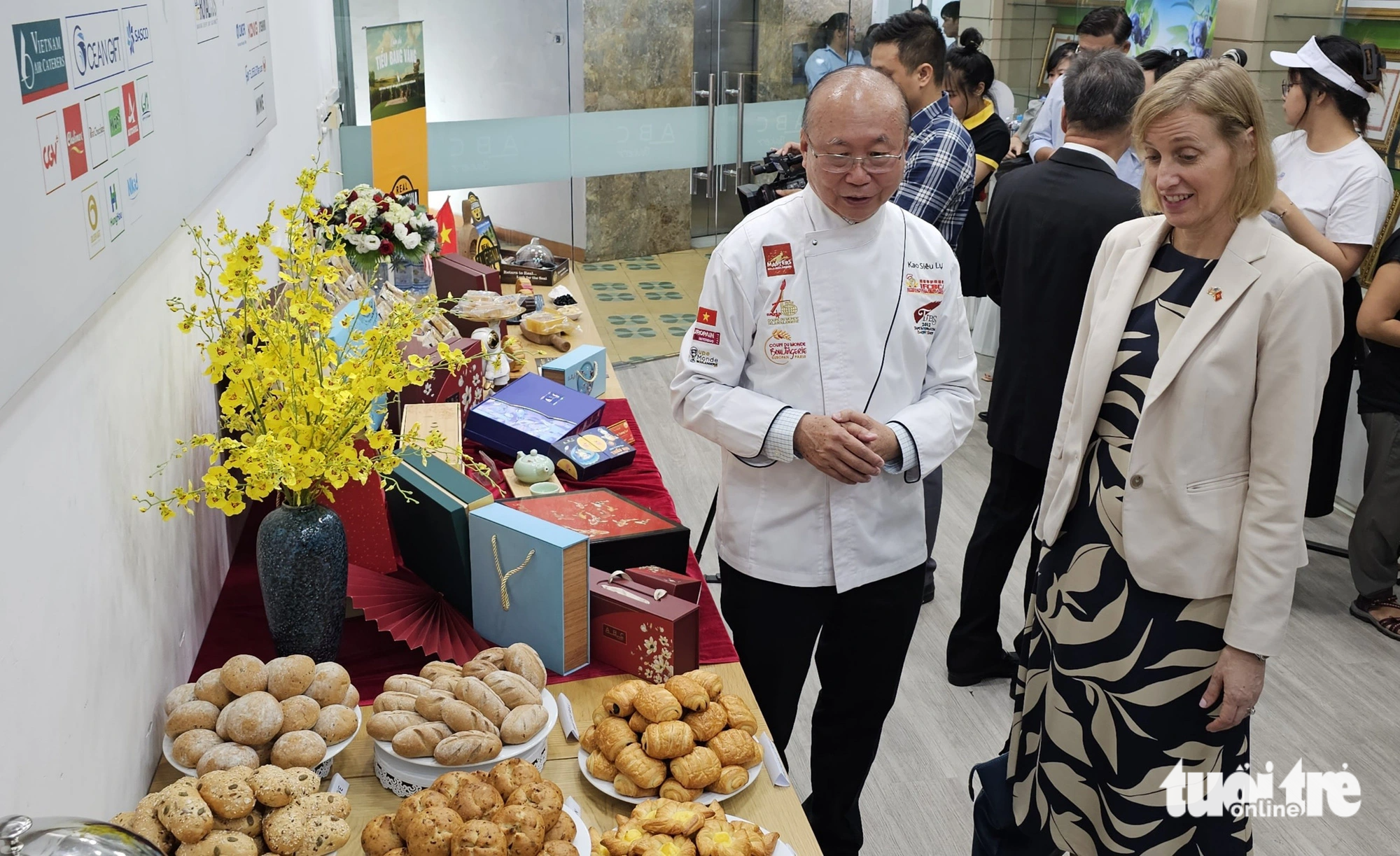 US consul general visits mooncake production line in Ho Chi Minh City