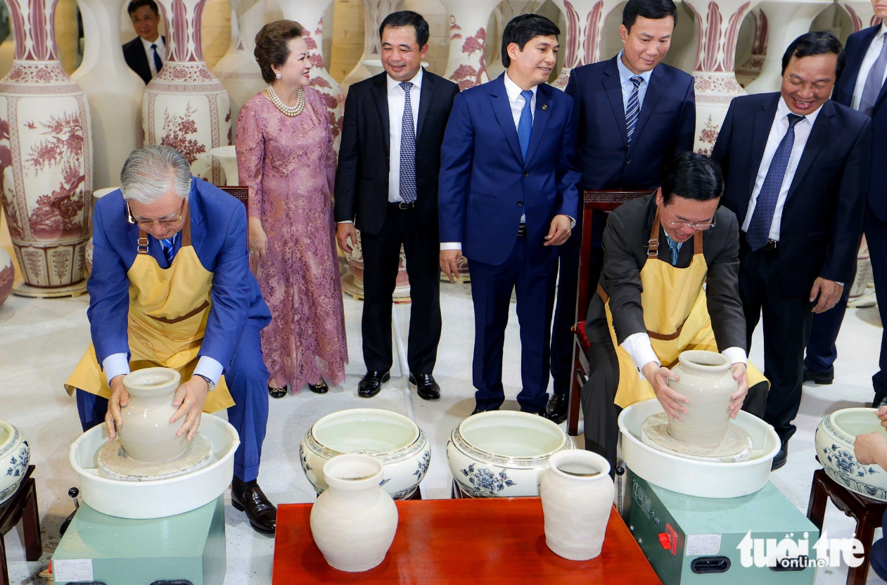 Vietnamese, Kazakh presidents experience pottery making in northern Vietnam