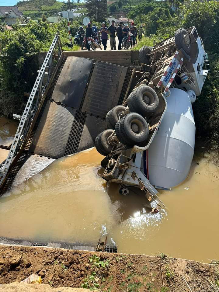 Overweight truck blamed for iron bridge collapse in Vietnam’s Central Highlands