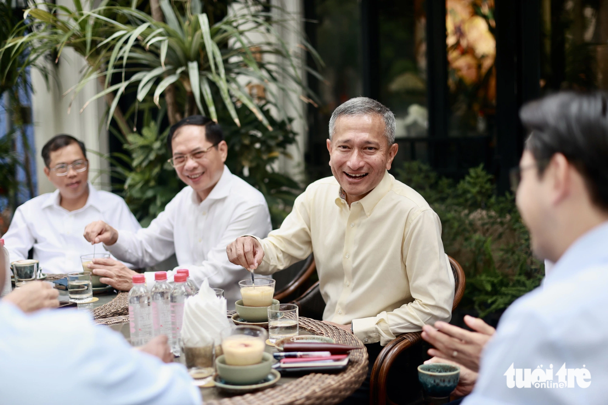 Vietnamese, Singaporean foreign ministers enjoy breakfast in Hanoi
