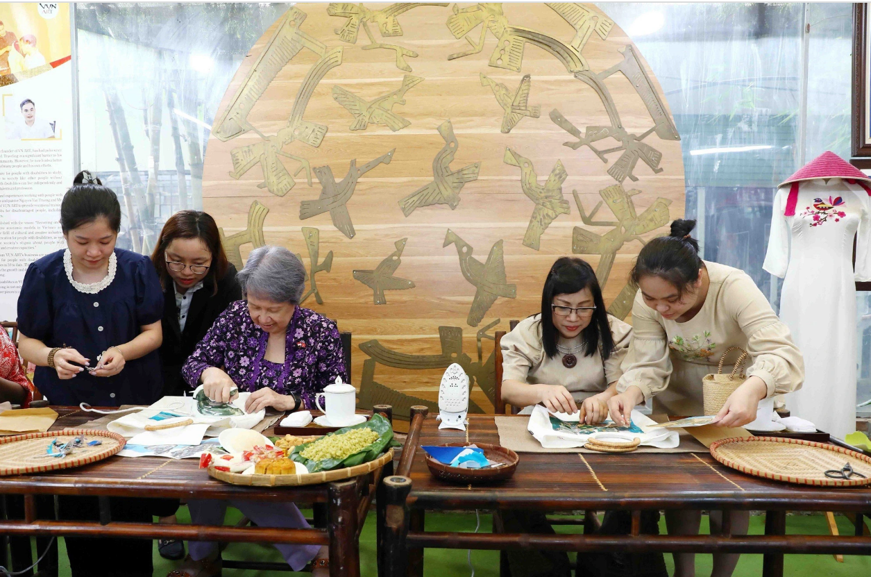 Singaporean premier’s spouse admires Vietnamese silk scrap artworks