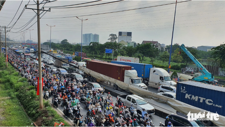 Severe congestion immobilizes newly-renamed Vo Nguyen Giap Road in Ho Chi Minh City