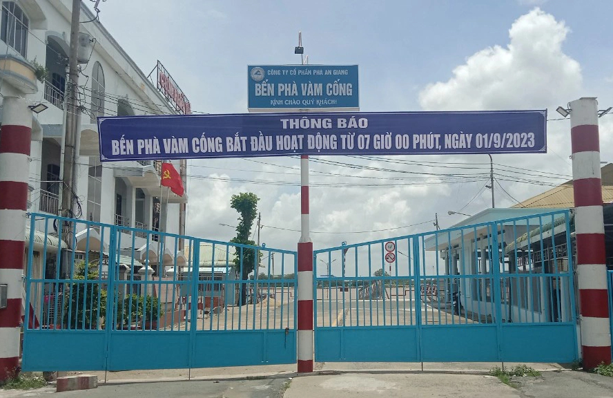 Local traders upbeat on resumption of Vam Cong ferry service in southern Vietnam