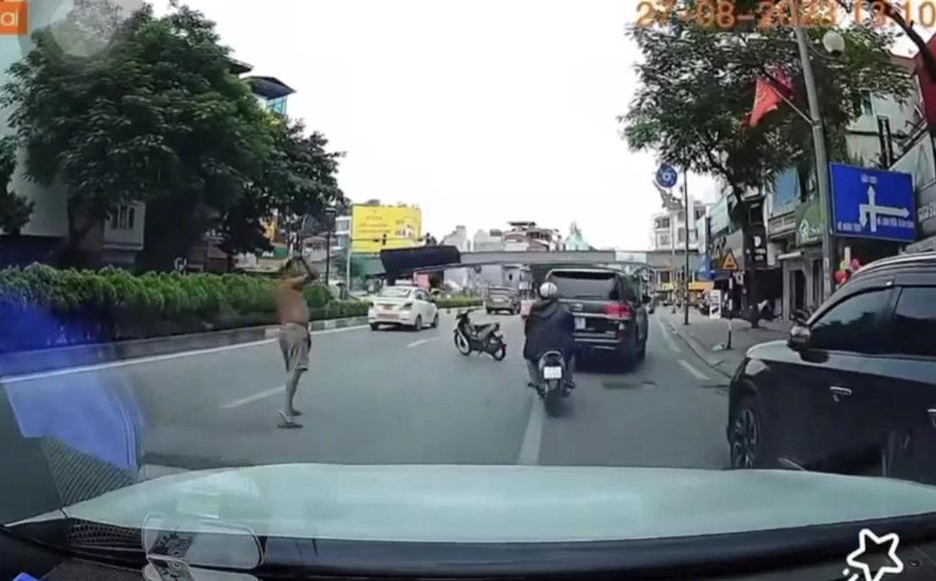 Man summoned for throwing knife at car in Hanoi