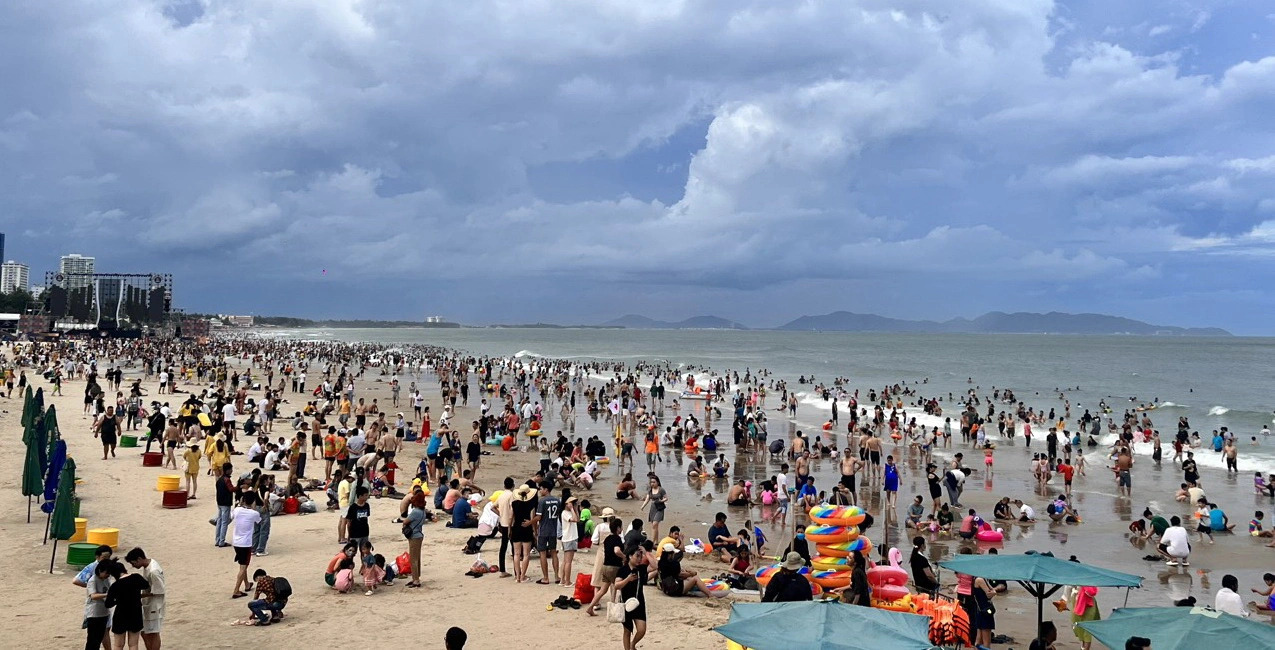 Vacationers flock to Vietnam’s Ba Ria - Vung Tau despite unpleasant weather