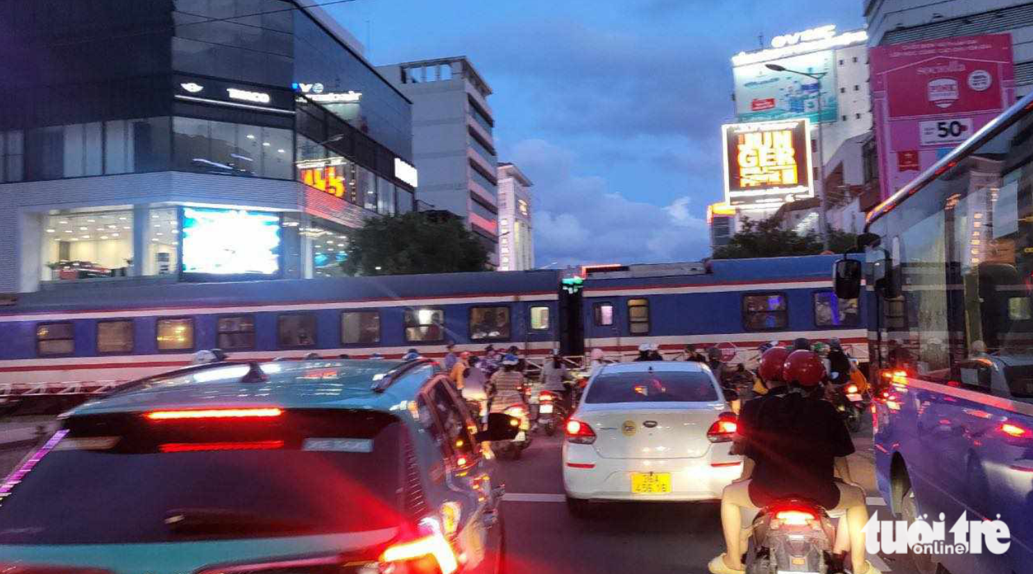 Train kills man, blocks traffic in Ho Chi Minh City