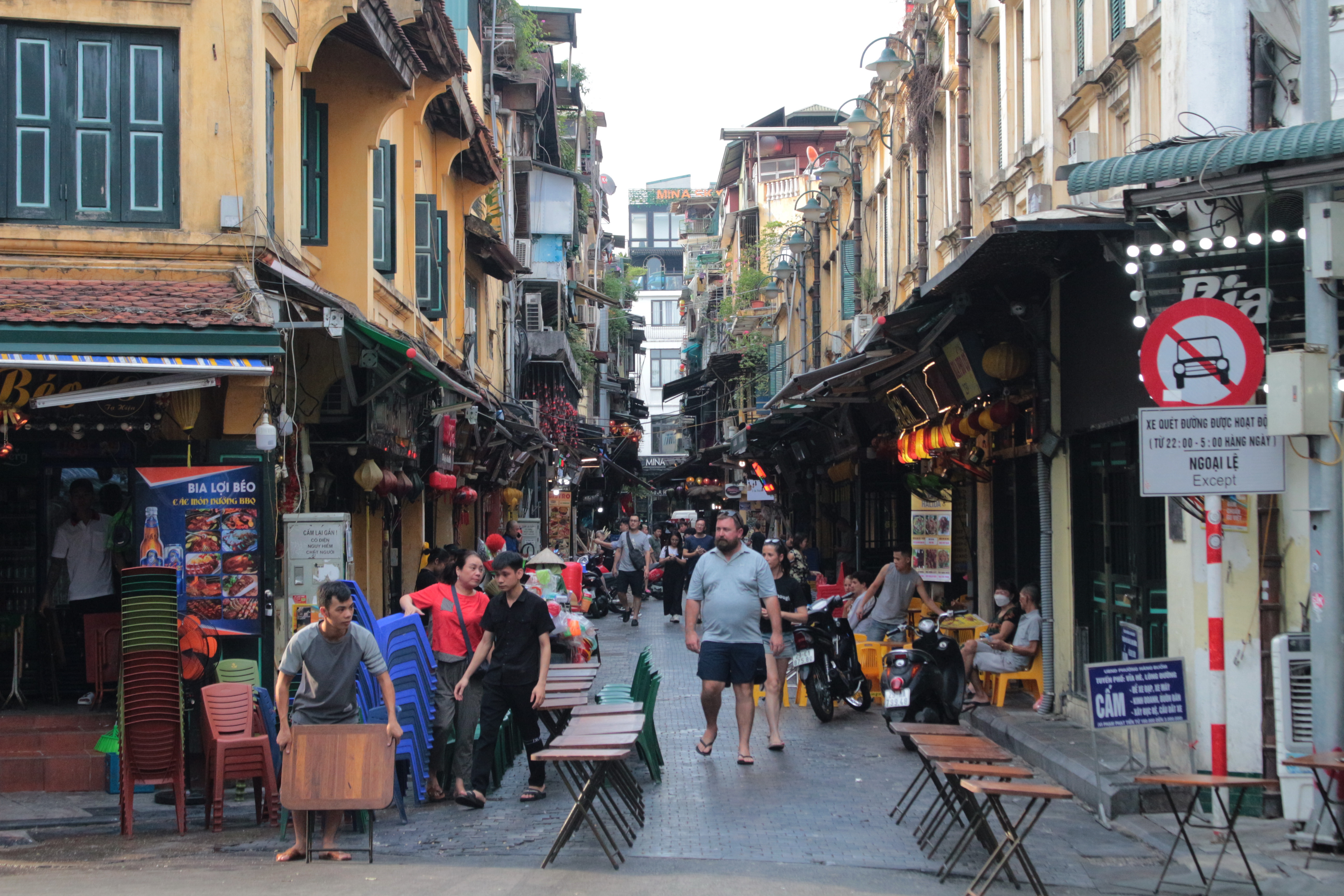 Crossing the road in Hanoi's old quarter, Hanoi, Vietnam Stock