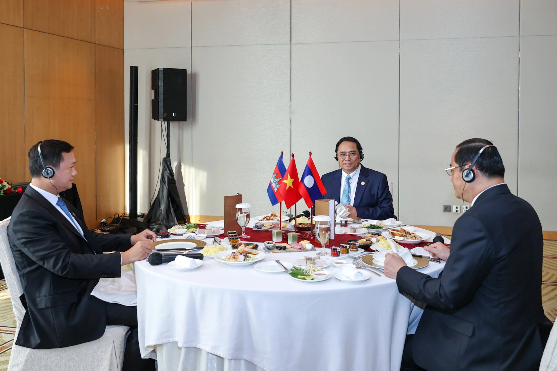 Vietnamese, Lao, Cambodian PMs discuss trilateral cooperation issues