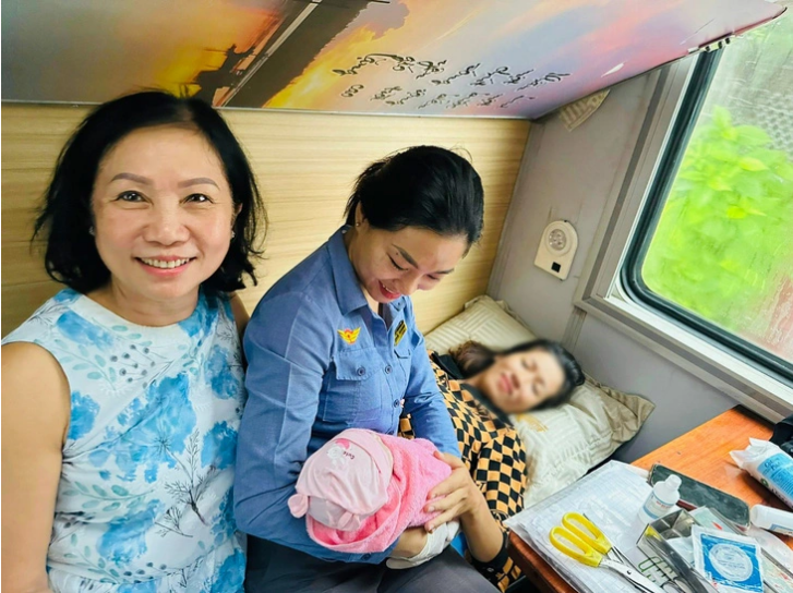 Woman gives birth on train in Vietnam