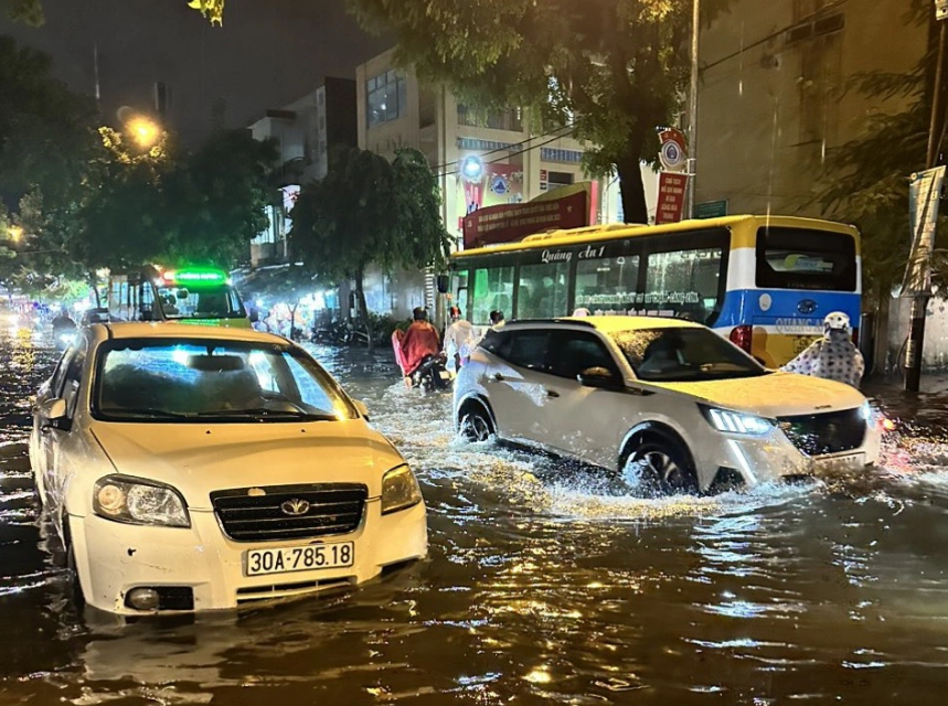 Roads in Da Nang inundated after 1-hour downpour