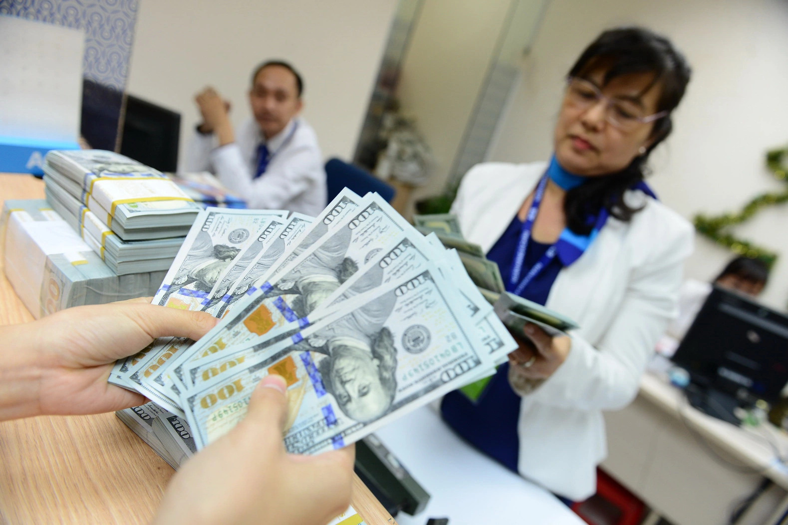 usd-vnd-exchange-rate-continues-upward-trend-tuoi-tre-news