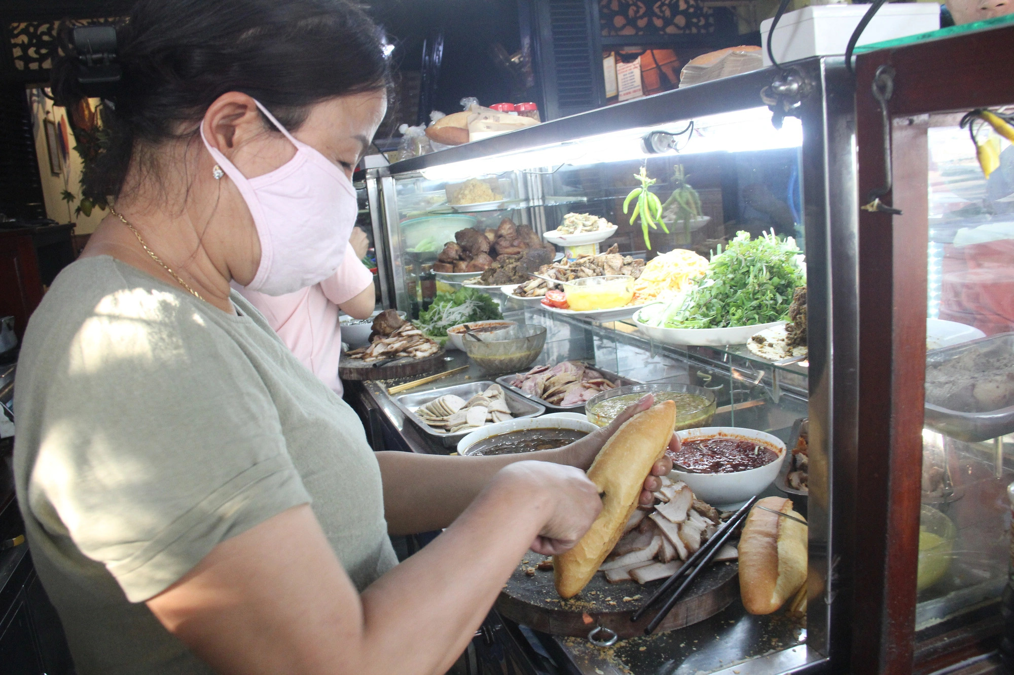 34 foreigners among 91 victims of ‘banh mi’ food poisoning in Hoi An