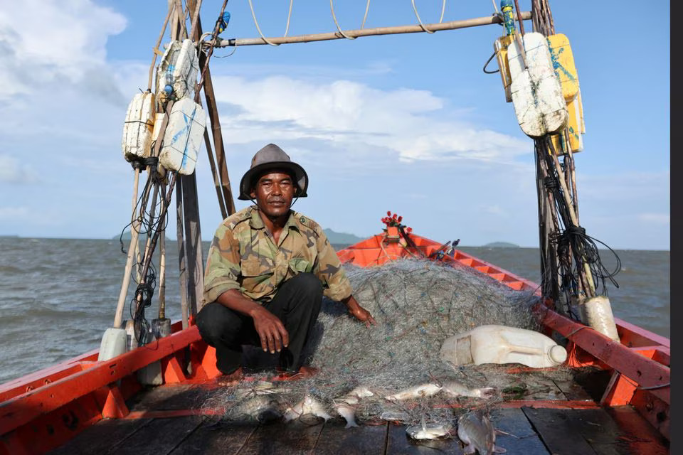 As the sea warms, struggling Cambodian fishermen seek to preserve crab stocks