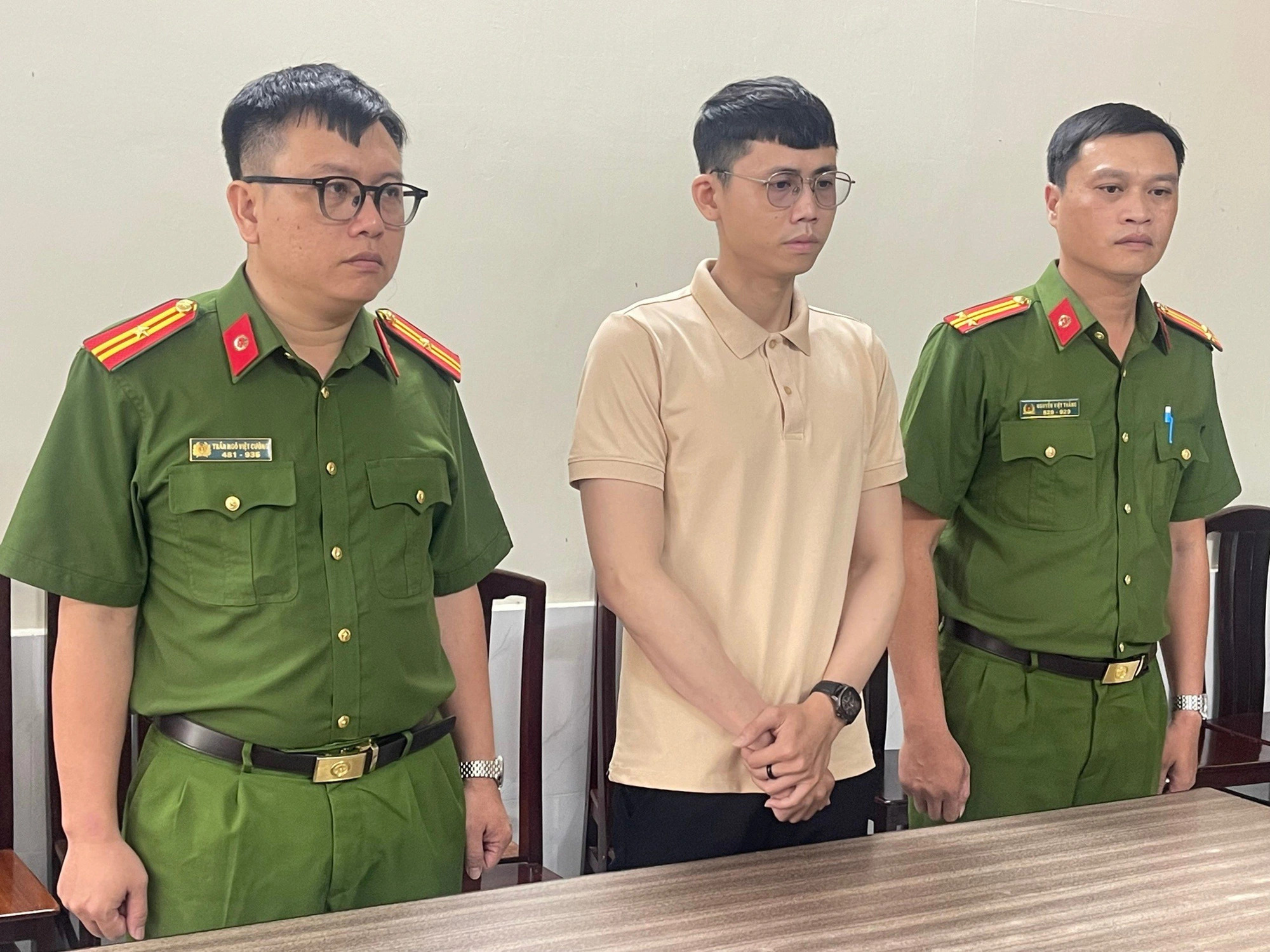 2 forwarding staff members charged with embezzling phones worth $95,000 in Ho Chi Minh City