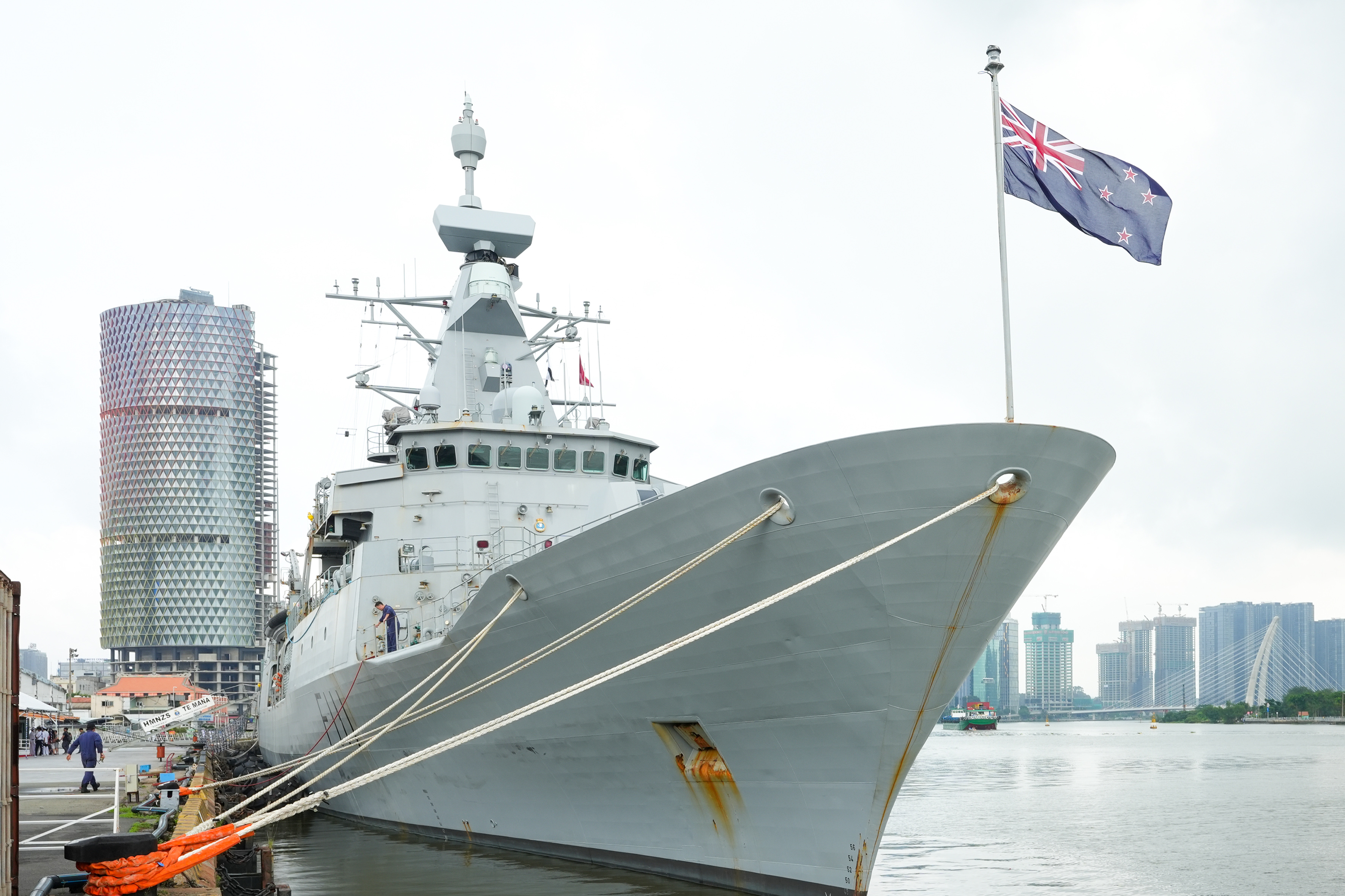2 New Zealand naval ships visit Ho Chi Minh City