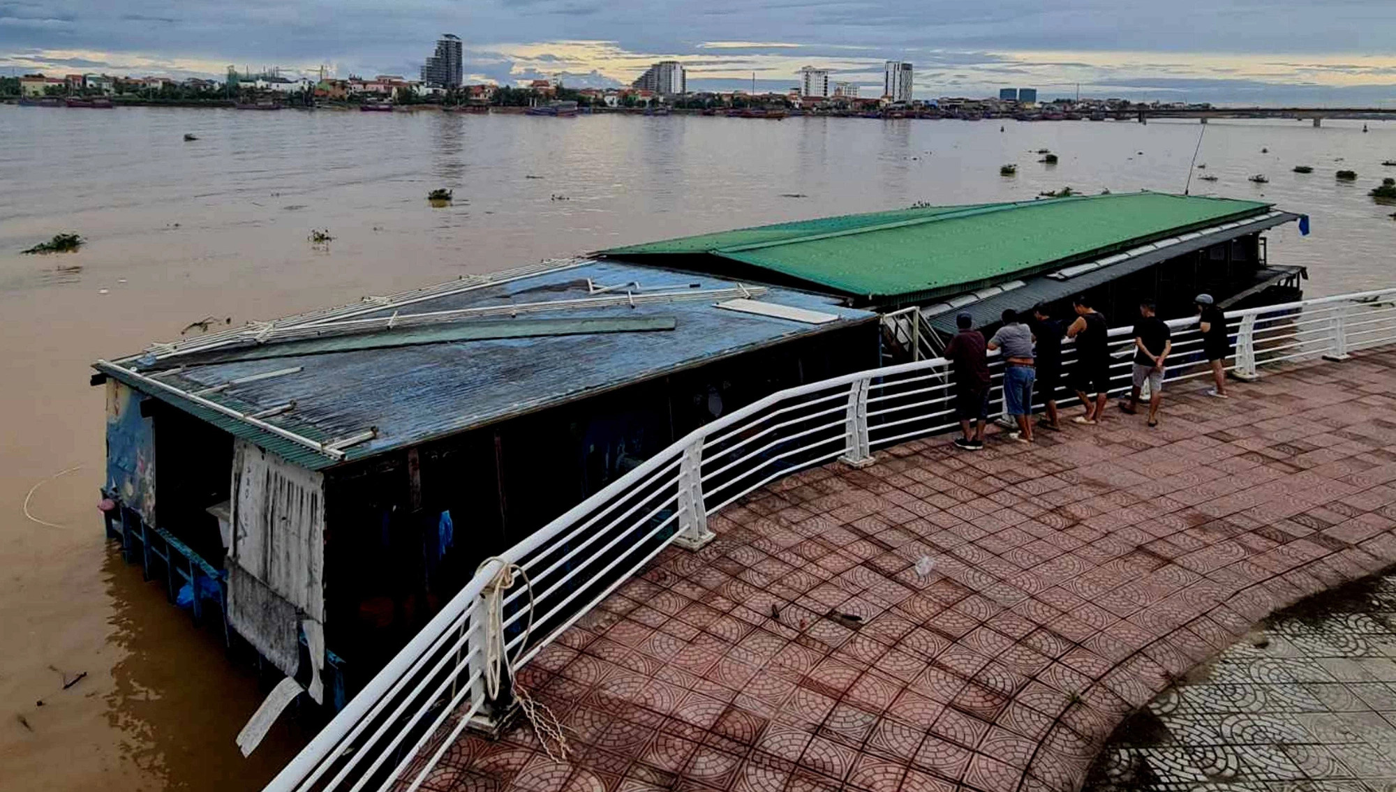 Floating restaurant washed out to sea in Vietnam