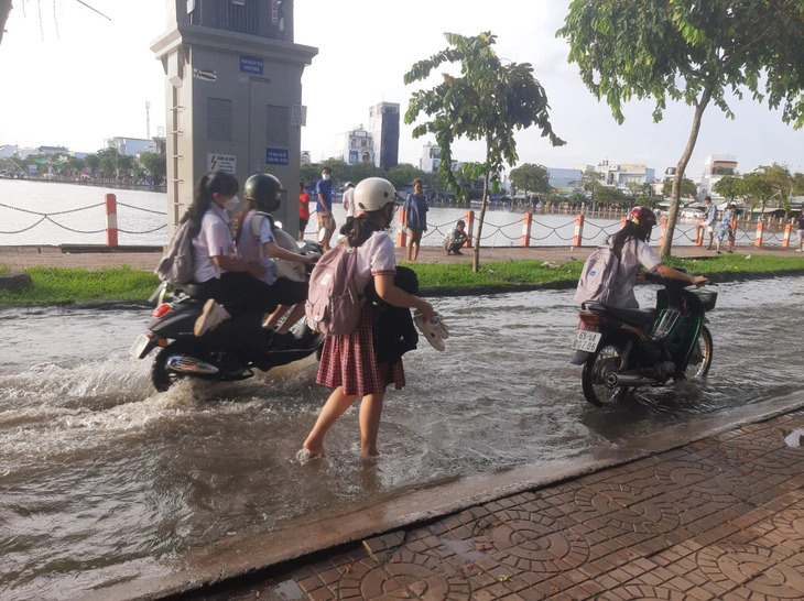 Tides forecast to peak this weekend in Vietnam’s Can Tho City