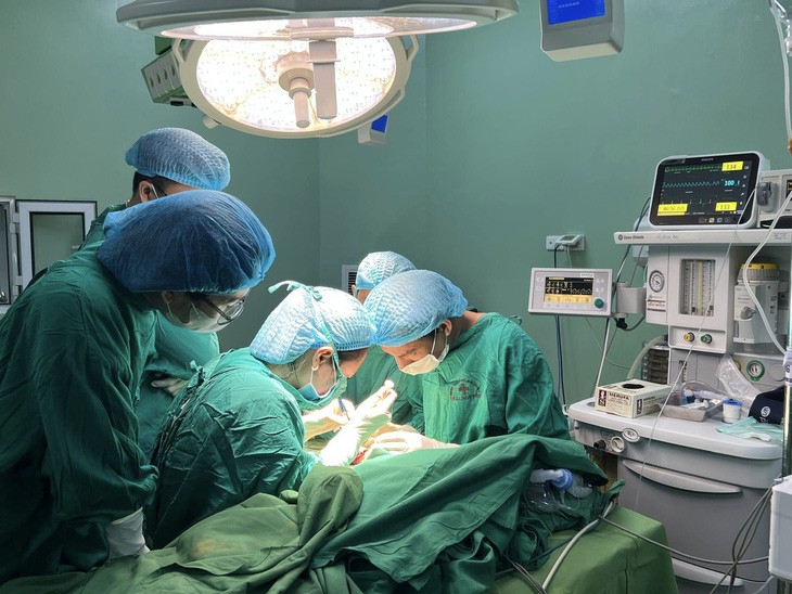 Vietnam doctors reattach severed hand of 18-month-old