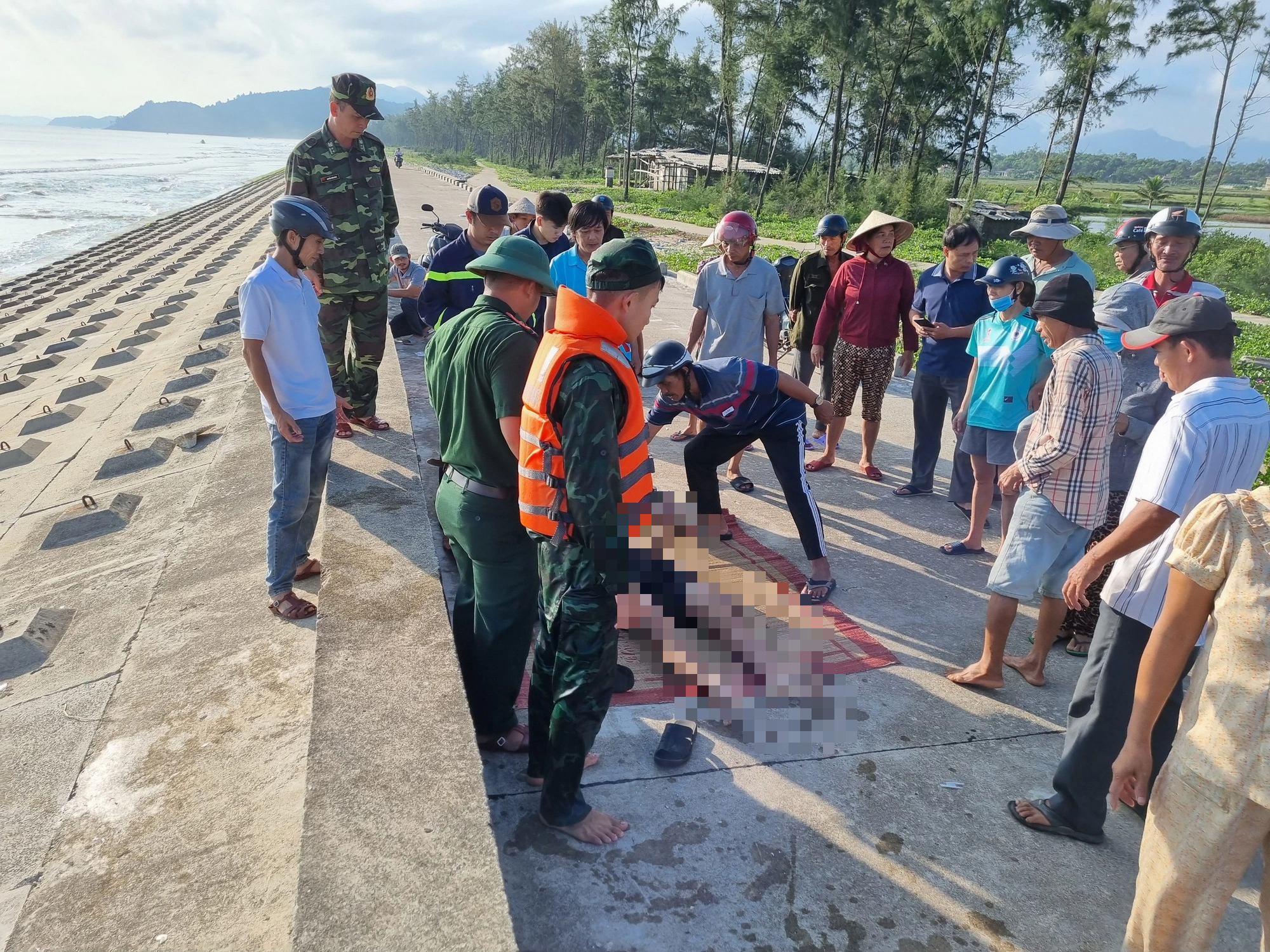 2 students drown off central Vietnam beach