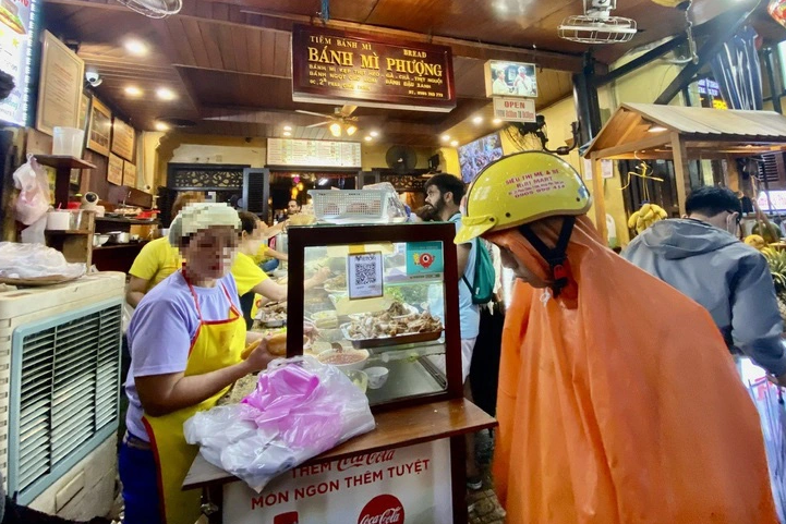 Hoi An bakery handed $3,940 fine, 3-month suspension over mass food poisoning