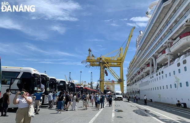 Over 1,700 int’l tourists arrive by luxury cruise ship in Da Nang