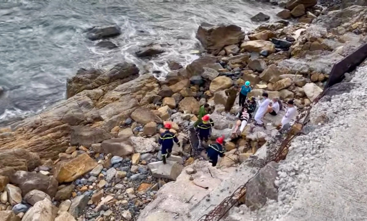 Vietnamese woman saved after falling off cliff in Nha Trang