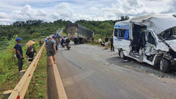 1 killed, 12 injured in passenger car-truck crash in Vietnam’s Dak Lak